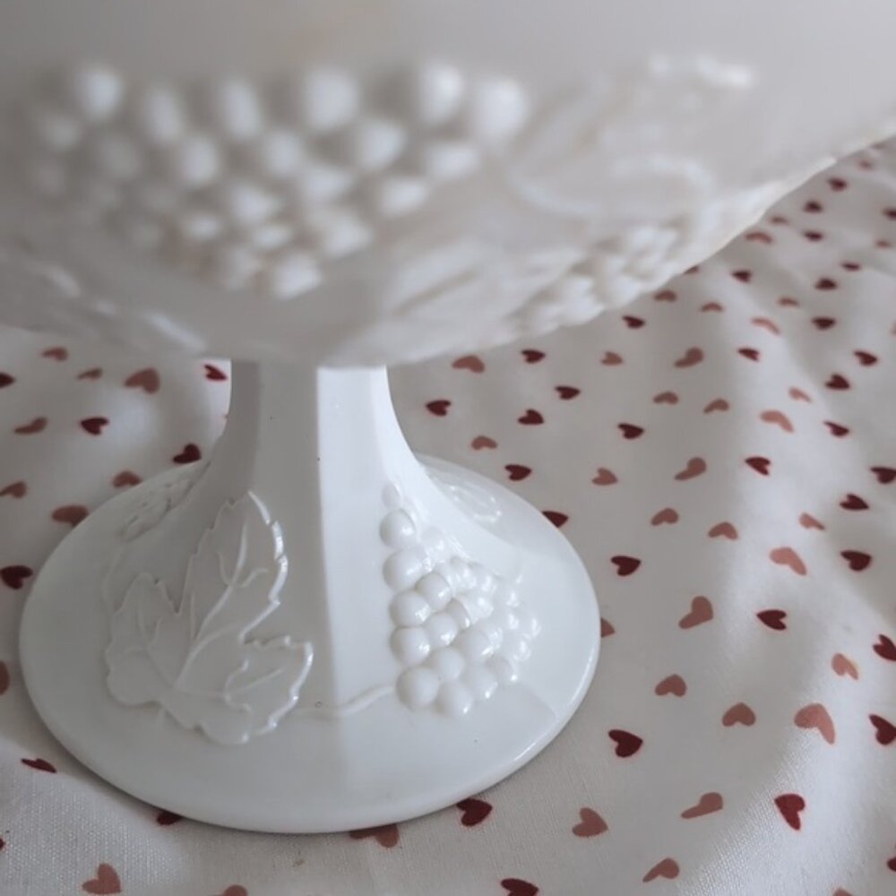DEAL! Vintage Milk Glass Serving Pedestal Bowl. Scalloped Rim - Picture 3 of 6